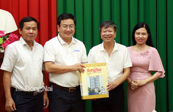 Tổng ban biên tập Báo Đồng Nai Đào Văn Tuấn tặng quà lưu niệm cho Tổng biên tập Báo Sơn La Lã Minh Tuấn. Ảnh: Công Nghĩa