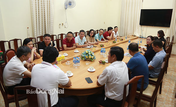 Ban biên tập Báo Đồng Nai trao đổi với đoàn công tác của Báo Sơn La. Ảnh: Công Nghĩa