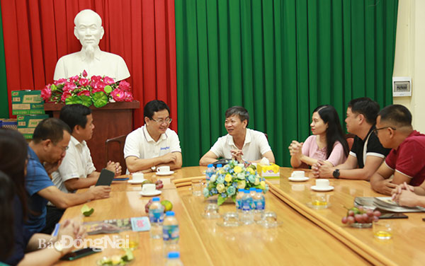 Lãnh đạo 2 cơ quan báo chí trao đổi lẫn nhau kinh nghiệm hoạt động của báo. Ảnh: Công Nghĩa