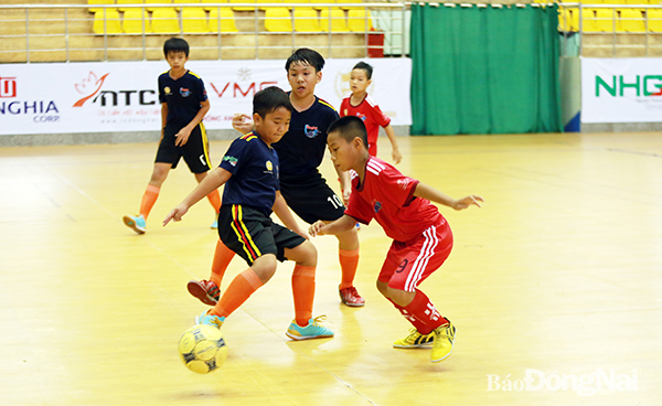 Các cầu thủ U11 TP.Biên Hòa hoàn toàn lấn lướt trước các cầu thủ U11 H.Long Thành