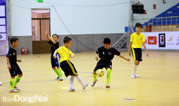 Một pha tranh chấp quyết liệu trong trận bán kết 2