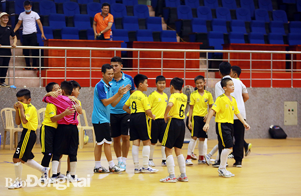 Các cầu thủ U11 Xuân Lộc vui mừng khi vào chung kết