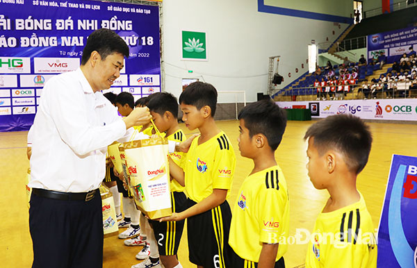 Đồng chí Viên Hồng Tiến, Chánh văn phòng Tỉnh ủy trao quà của đồng chí Nguyễn Hồng Lĩnh, Ủy viên Trung ương Đảng, Bí thư Tỉnh ủy cho các cầu thủ. Ảnh: Huy Anh