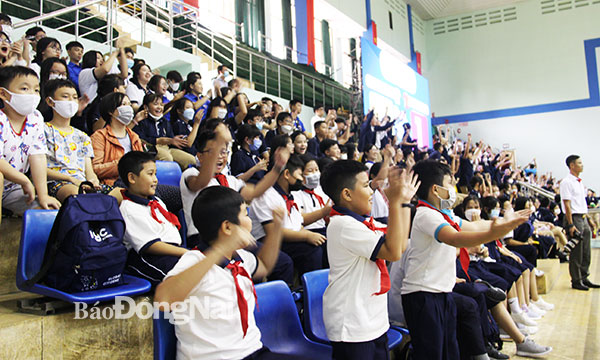 Đông đảo khán giả cổ vũ cho 2 đội. Ảnh: Trần Danh