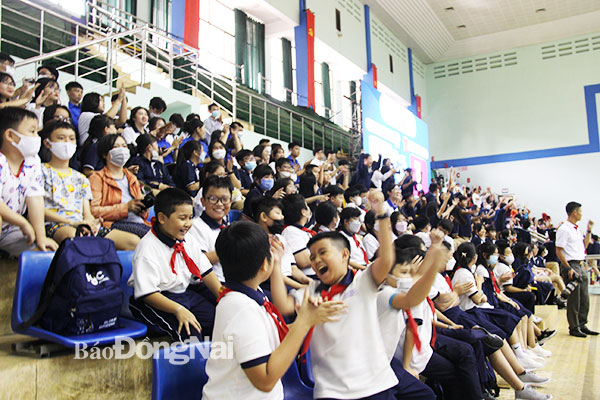 Đông đảo khán giả theo dõi và cổ vũ cho 2 đội. Ảnh: Trần Danh