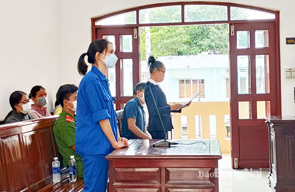 Bị xử 12 năm tù vì tham ô tiền của công ty