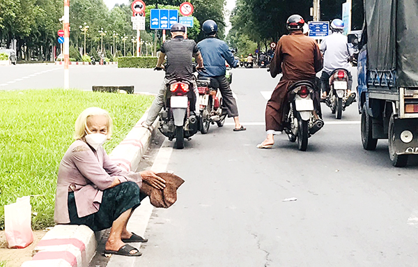Một bà cụ hơn 80 tuổi thường ngồi ngoài nắng trên giao lộ Phan Đình Phùng - Nguyễn Ái Quốc và Cổng 2 (TP.Biên Hòa) để xin tiền