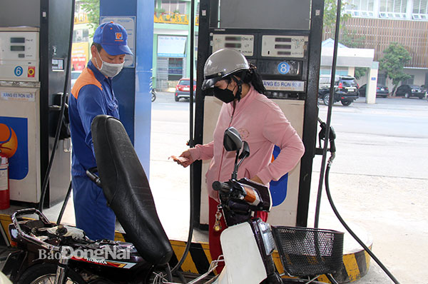 Giá xăng dầu giảm lần thứ 5 liên tiếp