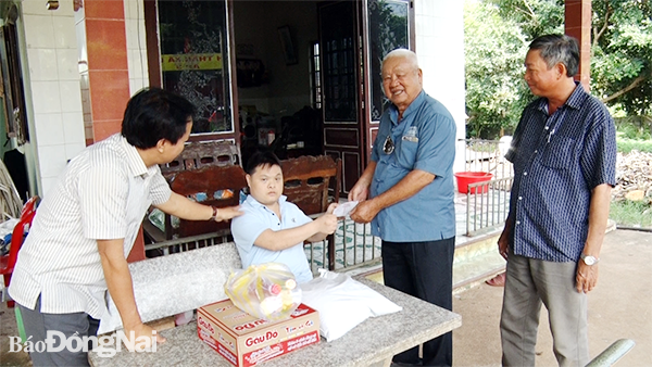 Đoàn đến thăm và tặng quà cho nạn nhân da cam ở xã Lộ 25, huyện Thống Nhất