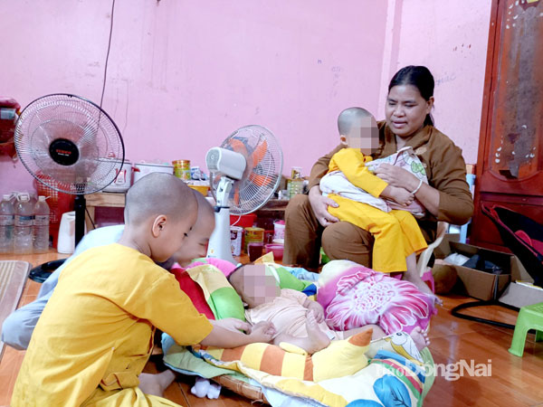 Bà Hồ Thị Xuân Nga chăm sóc trẻ mồ côi ở chùa Huyền Trang (xã Bảo Quang, TP.Long Khánh). Ảnh: Tố Tâm