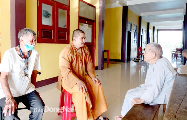 Sư thầy tại tịnh xá Ngọc Xuân (P.Bảo Vinh, TP.Long Khánh) thường xuyên thăm hỏi những người già yếu, bệnh tật được chăm sóc tại đây. Ảnh: Tố Tâm