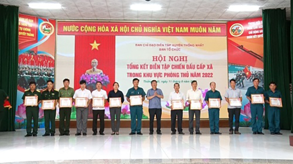 Chủ tịch UBND huyện Mai Văn Hiền tặng giấy khen cho các tập thể