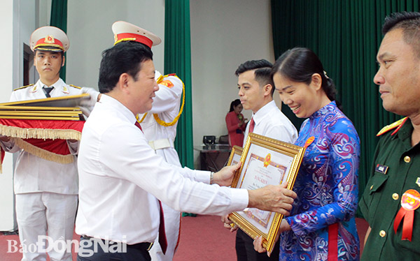 Phó giám đốc Sở Nội vụ, Phó chủ tịch thường trực Hội đồng thi đua khen thưởng tỉnh Phạm Minh Phước trao bằng khen của UBND tỉnh cho các tập thể, cá nhân xuất sắc