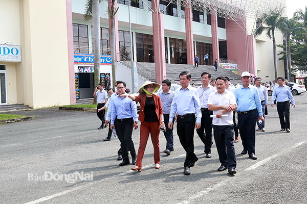 Đồng chí Bí thư Tỉnh ủy Nguyễn Hồng Lĩnh thăm Trung tâm thi đấu thể dục thể thao tỉnh. Ảnh: Công Nghĩa