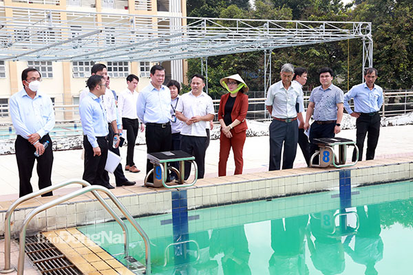 Bí thư Tỉnh ủy thăm CLB bơi Sông Phố bên trong Trung tâm Huấn luyện và thi đấu thể dục thể thao tỉnh. Ảnh: Công Nghĩa