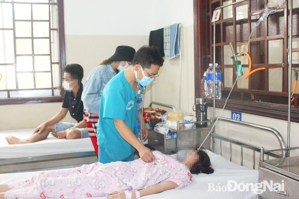 Chị T.T.H. (công nhân KCN Sông Mây) nhập viện cấp cứu trong tình trạng sốt xuất huyết nặng. Ảnh: H.Dung