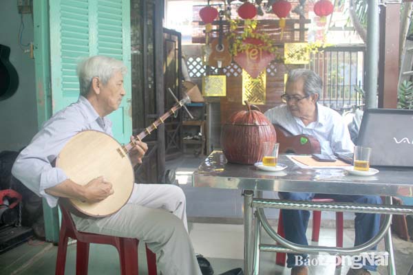 Nghệ nhân dân gian Phạm Lơ (bìa phải) và nghệ nhân Năm Lợi biểu diễn tại nhà những bài bản mới của đờn ca tài tử. Ảnh: L.Na