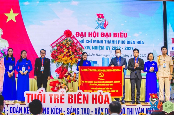 Ủy viên Ban TVTU, Bí thư Thành ủy Biên Hòa Võ Văn Chánh trao bức trướng của Ban chấp hành Đảng bộ TP.Biên Hòa chúc mừng đại hội (Ảnh: Thành đoàn Biên Hòa cung cấp)