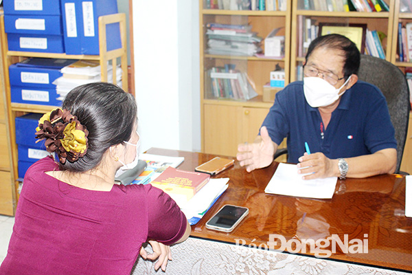 Luật sư Nguyễn Đức, Phó chủ tịch Trung tâm Trọng tài thương mại TP.HCM tư vấn cho người dân trên địa bàn Đồng Nai về những rủi ro khi góp vốn mà không có kinh nghiệm kinh doanh, đầu tư. Ảnh: Đoàn Phú