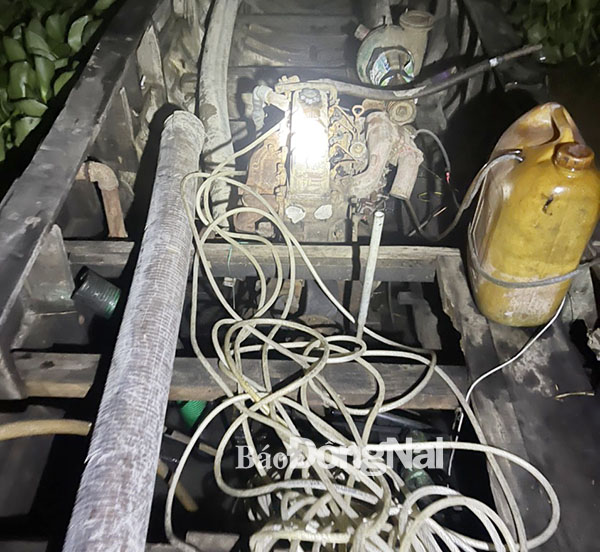 Ghe bơm hút cát trái phép trên sông Đồng Nai do Công an H.Nhơn Trạch phối hợp cùng các lực lượng khác bắt giữ