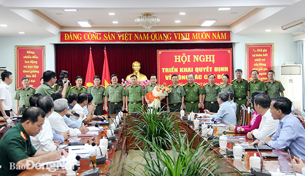 Ban Thường vụ Công an tỉnh tặng hoa chúc mừng thiếu tướng Nguyễn Sỹ Quang