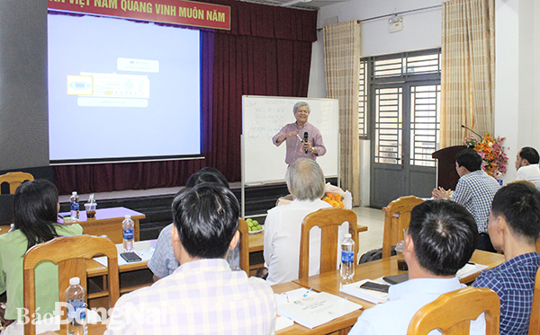 TS Nguyễn Tấn Bình, Viện trưởng Viện nghiên cứu Khoa học lãnh đạo và Quản trị doanh nghiệp truyền đạt kiến thức đến học viên.