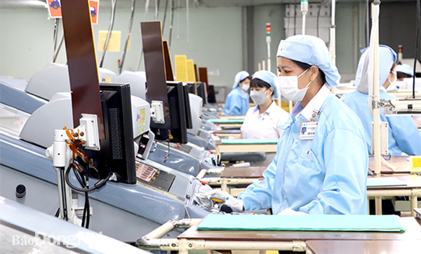 Sản xuất mạch điện tử tại Công ty TNHH FICT Việt Nam ở Khu công nghiệp Biên Hòa 2. Ảnh: K.Minh