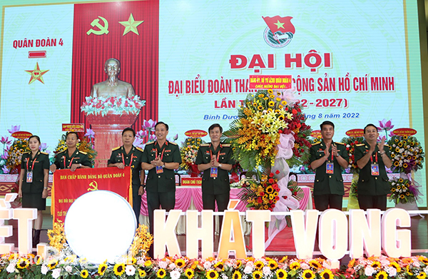 Thủ trưởng Đảng ủy, Bộ Tư lệnh Quân đoàn 4 tặng hoa, bức trướng chúc mừng đại hội