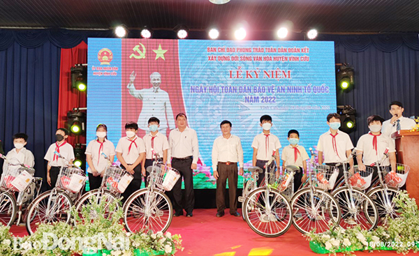Tại Ngày hội Toàn dân bảo vệ an ninh Tổ quốc tại xã Tân An (H.Vĩnh Cửu), nhiều học sinh được nhận học bổng và xe đạp. (Ảnh: Quang Huy)