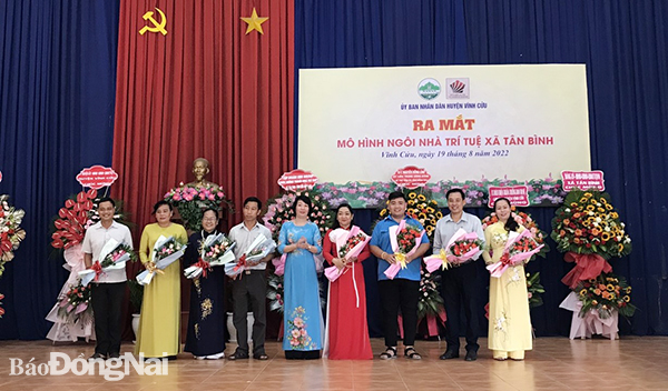Phó chủ tịch UBND H.Vĩnh Cửu Nguyễn Thị Dung tặng hoa cho các thành viên Ban chủ nhiệm Ngôi nhà trí tuệ xã Tân Bình  