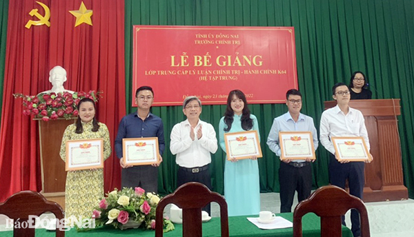 TS Nguyễn Văn Long, Phó hiệu trưởng Trường Chính trị tỉnh trao giấy khen cho các học viên xuất sắc tại lễ bế giảng