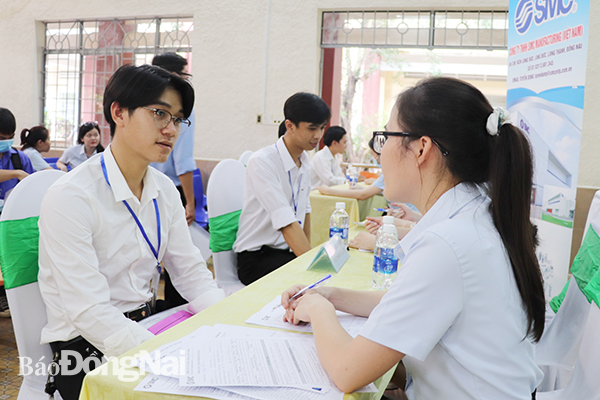 Sinh viên tham gia phỏng vấn tuyển dụng tại sự kiện giao lưu nguồn nhân lực giữa sinh viên và các doanh nghiệp Nhật Bản tại tỉnh Đồng Nai