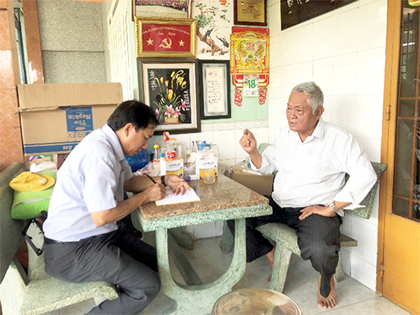 Nghệ nhân Lê Văn Út (phải) chia sẻ với tác giả về làng nghề đúc gang