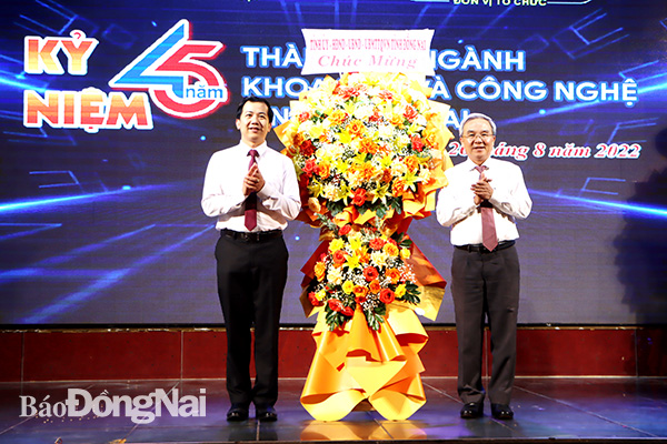 Tỉnh ủy, HĐND, UBND, Ủy ban MTTQ Việt Nam tỉnh tặng lẵng hoa chúc mừng Sở KH-CN.