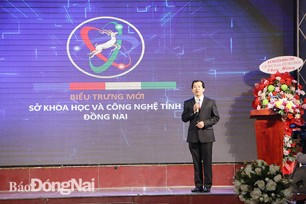 Giám đốc Sở KH-CN Lại Thế Thông giới thiệu biểu trưng mới của Sở KH-CN Đồng Nai.