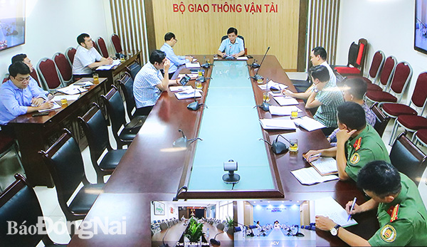 Thứ trưởng Bộ GT-VT Lê Anh Tuấn chủ trì hội nghị tại đầu cầu trụ sở Bộ GT-VT.