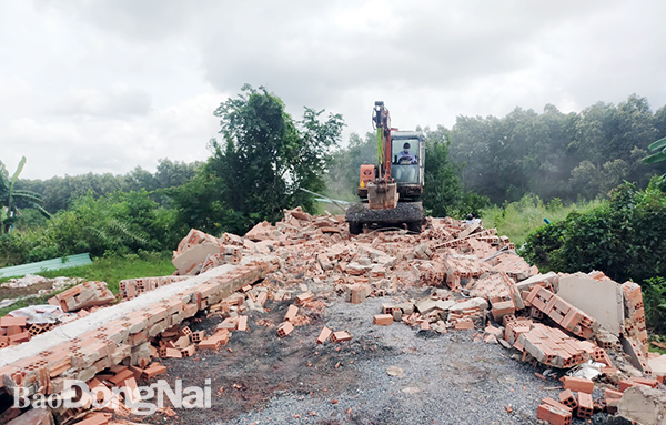 Một công trình nhà ở xây trái phép tại phường Phước Tân bị cưỡng chế vào chiều 26-8