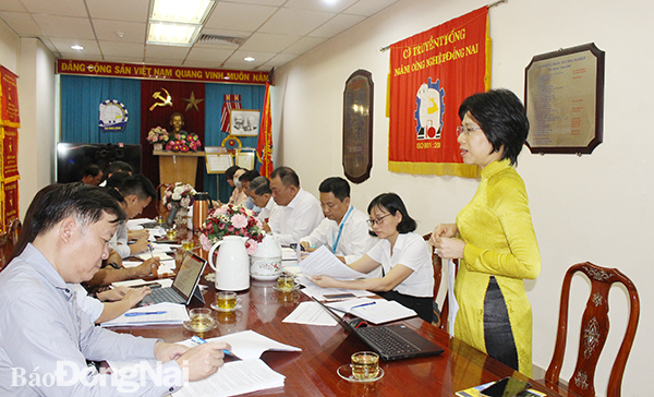 Bà Nguyễn Hoàng Quyên, Trưởng phòng Quản lý công nghiệp (Sở Công thương) trao đổi về tình hình phát triển công nghiệp hỗ trợ trên địa bàn