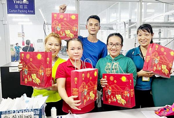 Công nhân Công ty TNHH Dệt may Eclat Việt Nam (H.Nhơn Trạch) phấn khởi khi được Công đoàn tặng bánh trung thu. Ảnh: CĐ