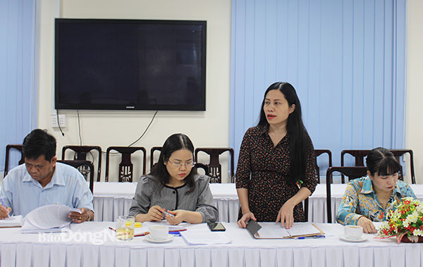 Phó tổng biên tập Báo Đồng Nai Hoàng Thị Bích Phú trao đổi việc thực hiện nhiệm vụ chính trị của báo trong tháng 8-2022. Ảnh: My Ny