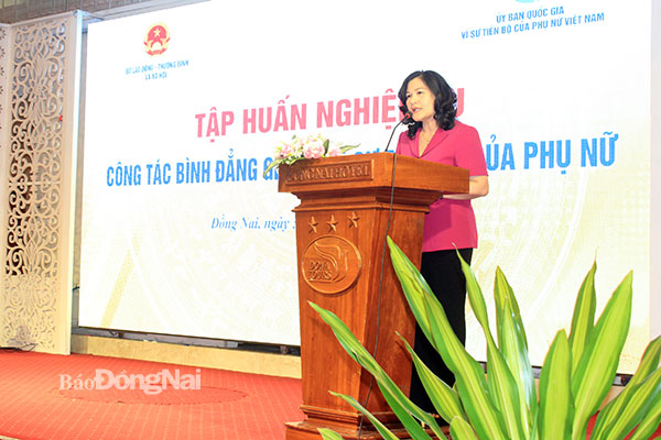 Thứ trưởng Bộ LĐ-TBXH Nguyễn Thị Hà phát biểu tại lễ khai mạc lớp tập huấn. Ảnh: Nga Sơn