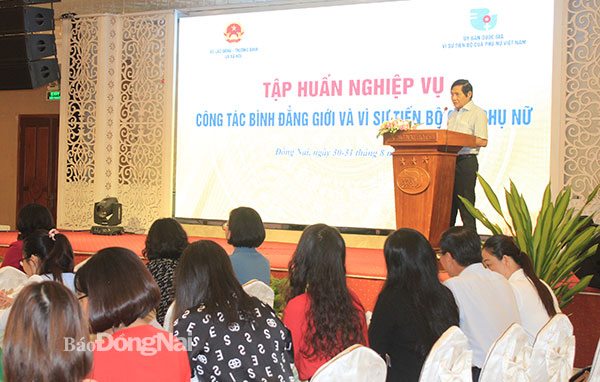 Phó chủ tịch UBND tỉnh Nguyễn Sơn Hùng phát biểu tại hội nghị Ảnh: Nga Sơn