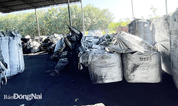 Khu vực chứa tro, xỉ của cơ sở tái chế vỏ xe ở xã Xuân Bắc (H.Xuân Lộc)