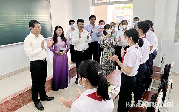 Học sinh Trường THCS Thống Nhất vui mừng được đón Bí thư Tỉnh ủy Nguyễn Hồng Lĩnh đến thăm trường