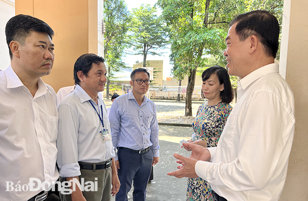 Bí thư Tỉnh ủy Nguyễn Hồng Lĩnh trao đổi với lãnh đạo Sở GD-ĐT và Trường THPT Nam Hà 