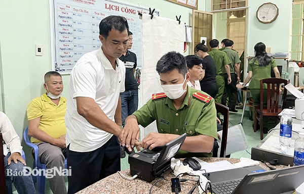 Người dân làm thủ tục cấp căn cước công dân tại Công an P.Tân Phong (TP.Biên Hòa)
