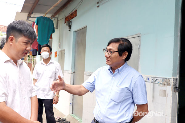 Phó chủ tịch UBND tỉnh Nguyễn Sơn Hùng đi khảo sát nhà ở công nhân và y tế cơ sở. Ảnh: Hải Yến