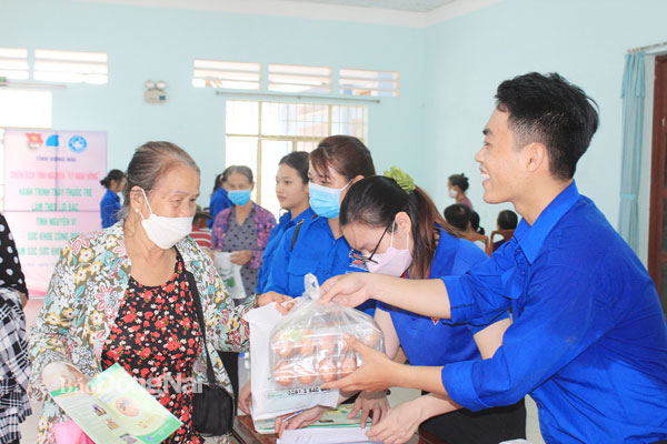 Người dân có hoàn cảnh khó khăn ở xã Hiếu Liêm (H.Vĩnh Cửu) được tặng quà sau khi các thầy thuốc trẻ khám bệnh, tư vấn sức khỏe, phát thuốc miễn phí. Ảnh: Nguyễn Tuyết