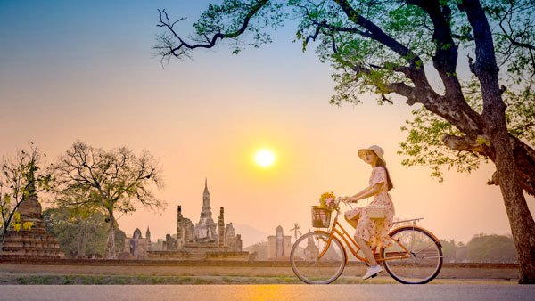 Tham quan công viên lịch sử Ayuthaya bằng xe đạp. Nguồn: Anupong Sakoolchai/Getty Images
