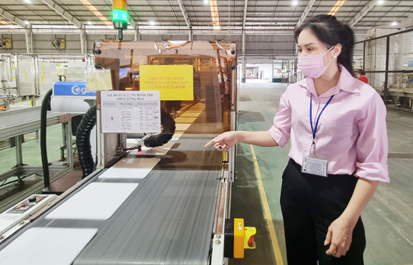 Chị Lê Thị Minh Thu, làm việc tại Công ty TNHH Pousung Việt Nam (H.Trảng Bom) bên sáng kiến máy khắc laser phun tem